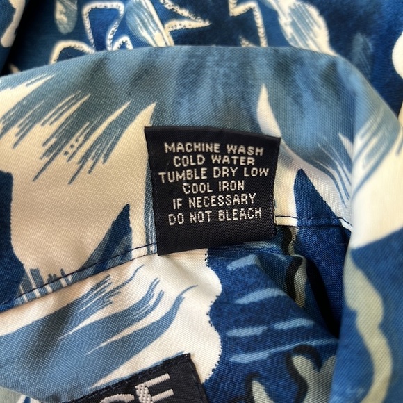 Box-Office Island Blues and White Casual Beachy Print Shirt. Size Large. EUC. - Picture 6 of 6